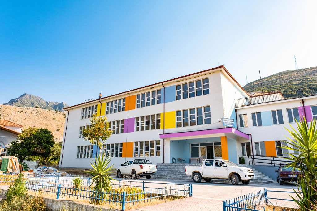 Shkolla e mesme “Qazim Pali” në Borsh frekuentohet nga 150 nxënës dhe në të japin mësim 15 mësues.